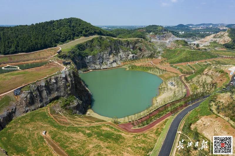 武漢驚現巨型“翡翠”，前身居然是……