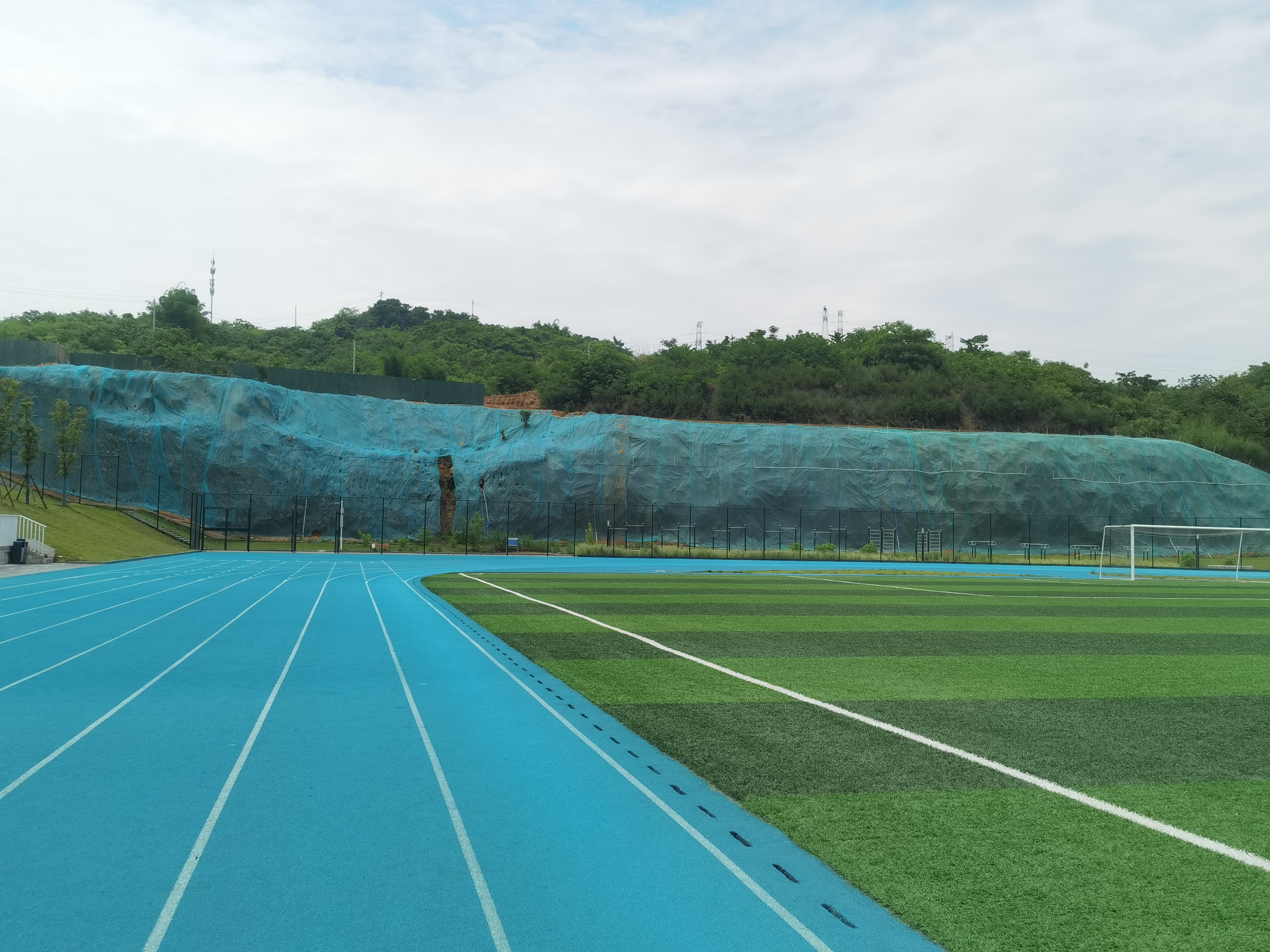 湖北航空學(xué)院運(yùn)動(dòng)場北面邊坡植被混凝土噴播綠化工程 順利完工！